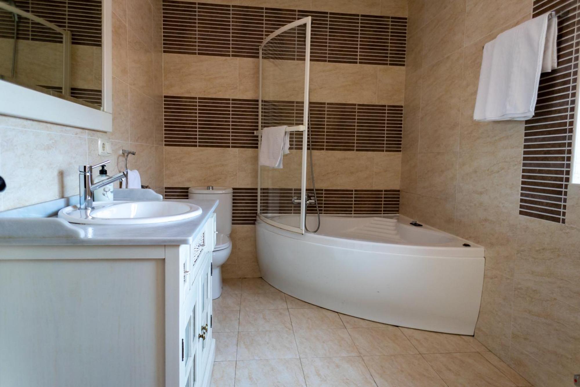 Dona Elvira Y Dona Sol Villa Vivar del Cid Exteriör bild